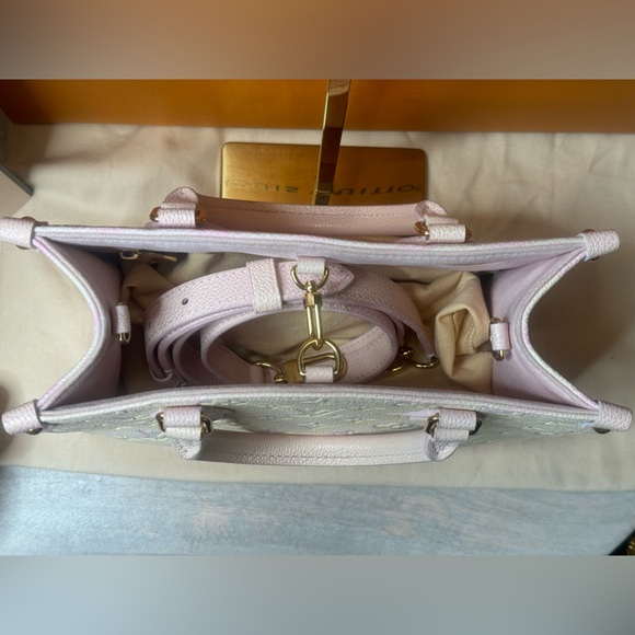 RARE🌟NEW🌟Louis Vuitton Pink Stardust On The Go PM SOLD OUT $6000 Retail price - Picture 8 of 11